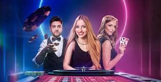 Live Casino ကစားသမားများ — Baccarat Table တွင် Real Dealer နှင့် ကစားနေသောမြင်ကွင်း
